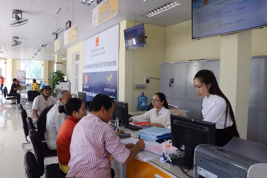 Người dân giải quyết TTHC tại Bưu điện thị xã An Khê. Ảnh: Ngọc Minh