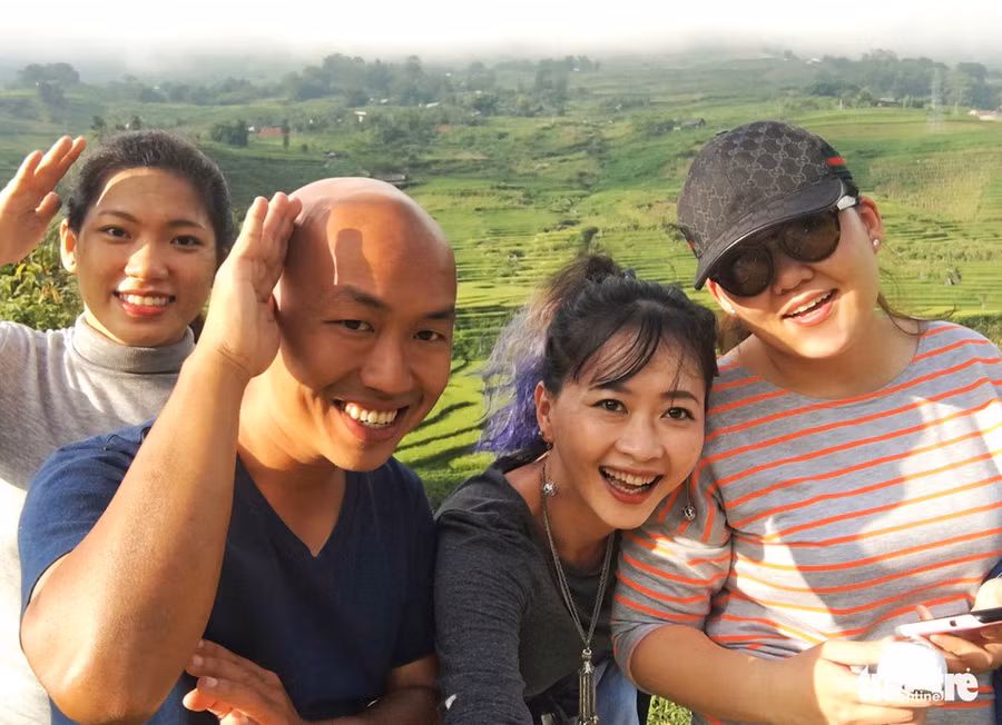  Gương mặt trẻ tình nguyện Nguyễn Siêu Hạnh (trái) miệt mài với nhiều dự án xã hội như dự án y tế, nước sạch và mới đây là phát triển du lịch bền vững - Ảnh do nhân vật cung cấp
