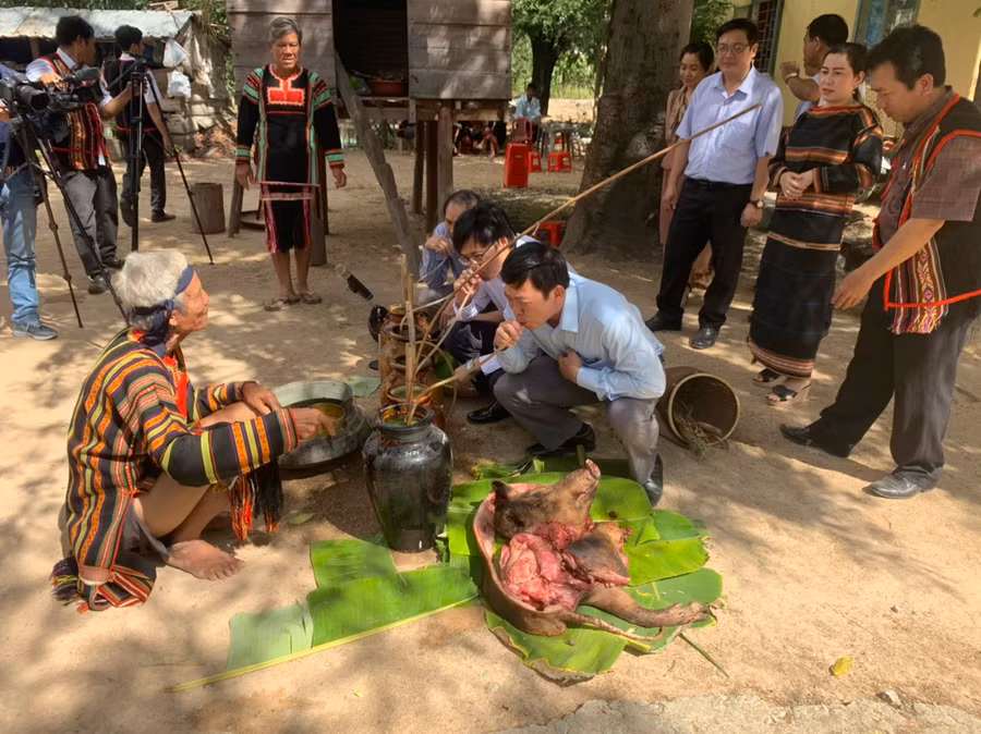 Khách mời cùng bà con dân làng uống rượu ghè chung vui với chủ nhà. Nhà nào đông khách coi như là niềm vinh dự, hứa hẹn vụ mùa tới bội thu.