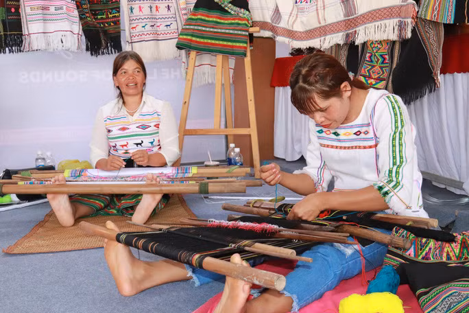 Các nghệ nhân dệt thổ cẩm tại Lễ hội Văn hóa thổ cẩm Việt Nam lần thứ 2 Các nghệ nhân dệt thổ cẩm tại Lễ hội Văn hóa thổ cẩm Việt Nam lần thứ 2