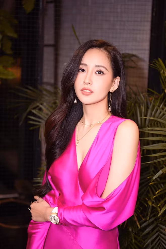 Dù đã qua 30 tuổi nhưng nhan sắc của Mai Phương Thúy ngày càng thăng hạng, khiến dân tình luôn trầm trồ mỗi khi cô xuất hiện. Hoa hậu Việt Nam 2006 liên tục biến hóa trang phục theo xu hướng color-block nổi bật để khoe nhan sắc xinh đẹp và quyến rũ của mình ẢNH: HUY NGUYỄN