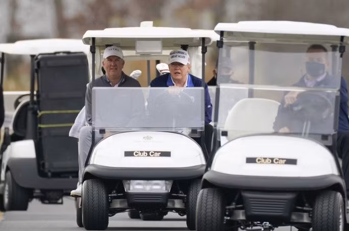 Tổng thống Trump đi chơi golf ngày 22-11. Ảnh: AP