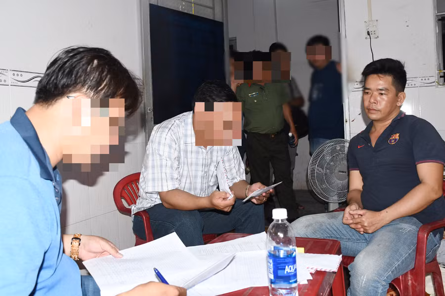 Đối tượng Nguyễn Huỳnh Minh Tâm (áo thun đen, bên phải qua) khi bị bắt giữ. Ảnh: CACC Đối tượng Nguyễn Huỳnh Minh Tâm (áo thun đen, bên phải qua) khi bị bắt giữ. Ảnh: CACC