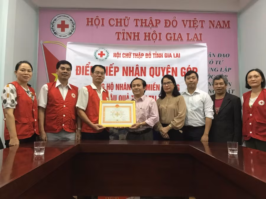 Lãnh đạo Bệnh viện Đa khoa tỉnh trao tiền hỗ trợ đồng bào miền Trung cho Hội Chữ thập đỏ tỉnh. Ảnh: Hồng Ngọc Lãnh đạo Bệnh viện Đa khao tỉnh trao tiền hỗ trợ trên 52 triệu đồng. Ảnh: Hồng Ngọc