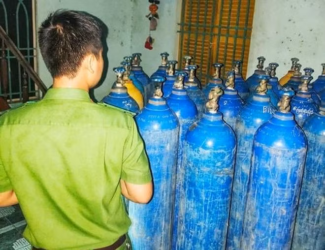 Công an Q.Ngũ Hành Sơn tạm giữ các bình khí cười ẢNH: NGUYỄN TÚ