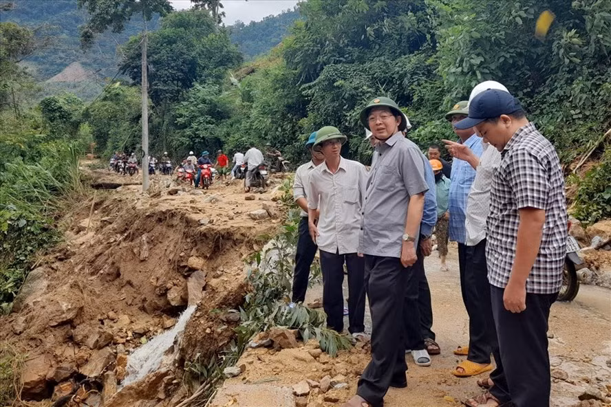 Lãnh đạo tỉnh Bình Định triển tra tình hình sạt lở trên địa bàn huyện Vĩnh Thạnh. Ảnh Nguyễn Tri