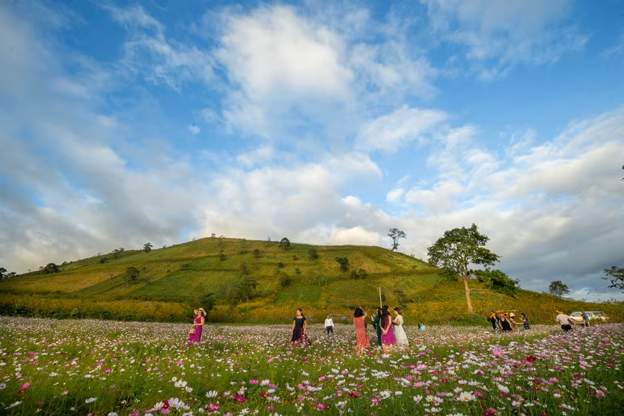Du khách đến tham quan và vui chơi dưới chân núi lửa Chư Đang Ya (huyện Chư Păh). Ảnh: Nguyễn Linh Vinh Quốc