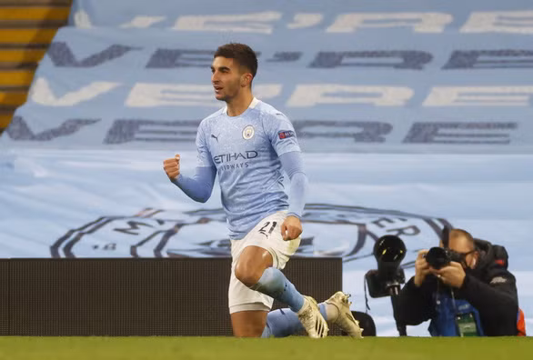  Ferran Torres ăn mừng bàn mở tỉ số cho Man City - Ảnh: REUTERS