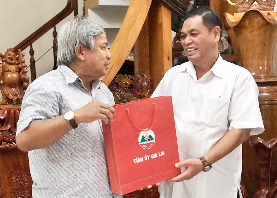 Đoàn đến thăm và tặng quà cho đồng chí Măng Đung-nguyên Tỉnh ủy viên, nguyên Phó Chủ tịch UBND tỉnh. Ảnh: Vũ Thảo