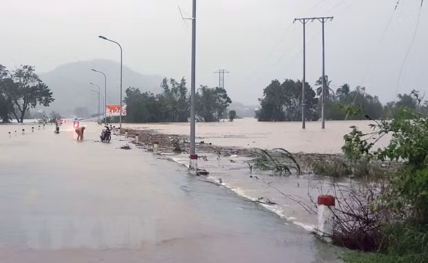 Nước lũ lên nhanh, chảy xiết gây ngập các tuyến đường giao thông đi về huyện miền núi Đồng Xuân. (Ảnh: Xuân Triệu/TTXVN)