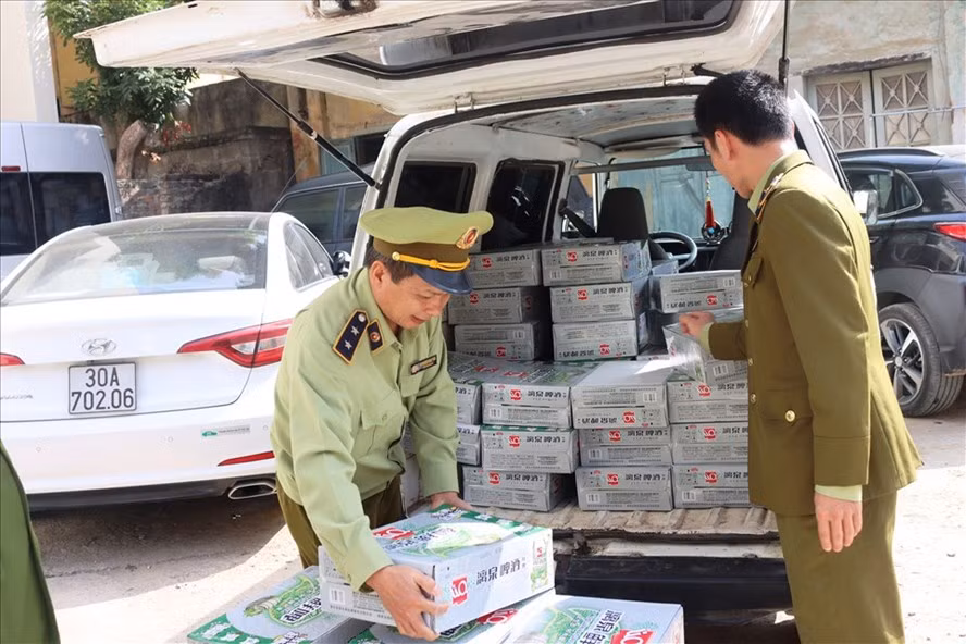 Bia lon Liquan nhập lậu bị lực lượng chức năng bắt giữ. Ảnh: Lưu Quyên
