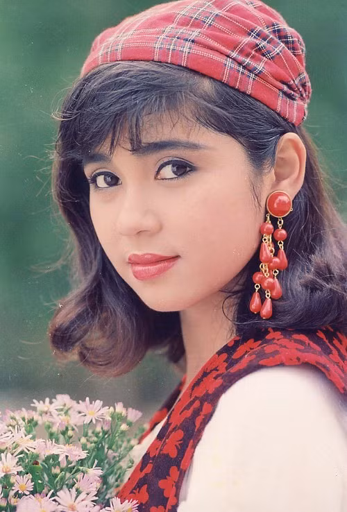 Việt Trinh sinh năm 1972, năm nay 48 tuổi. Cô từng là một trong những ngôi sao của điện ảnh Việt Nam thập niên 90.