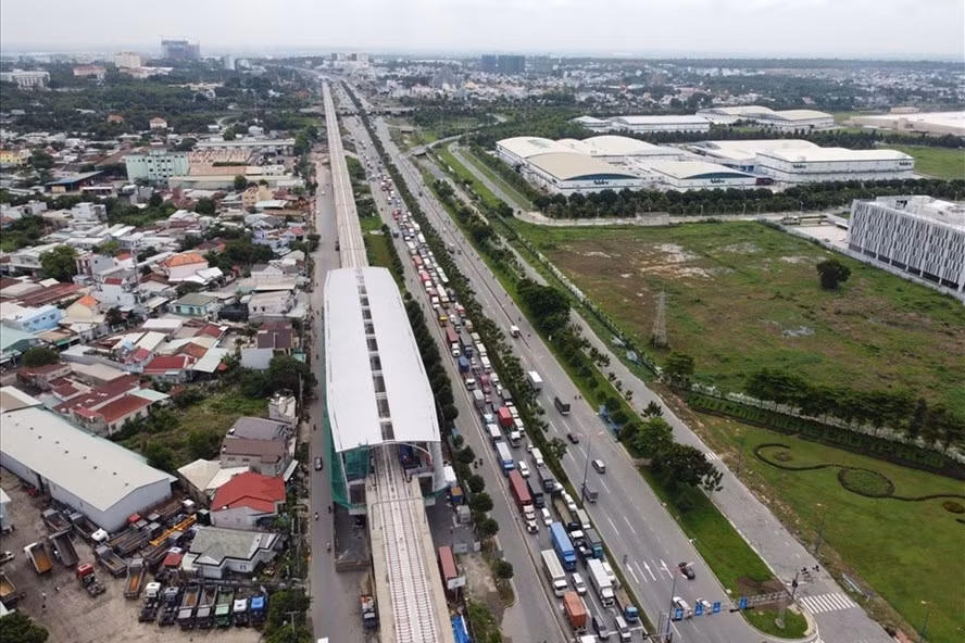 Tuyến metro số 1 (Bến Thành - Suối Tiên) dự kiến hoàn thành cuối năm 2021 sẽ giúp việc đi lại giữa Thành phố Thủ Đức và trung tâm TPHCM được thuận tiện hơn. Ảnh: Minh Quân