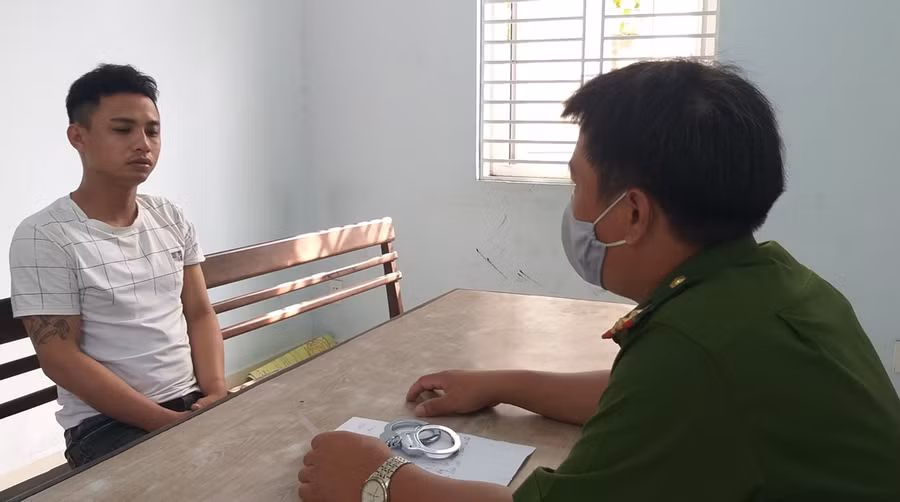 Đối tượng Vinh bị bắt và khai nhận hành vi với cơ quan CA. Đối tượng Vinh bị bắt và khai nhận hành vi với cơ quan CA.