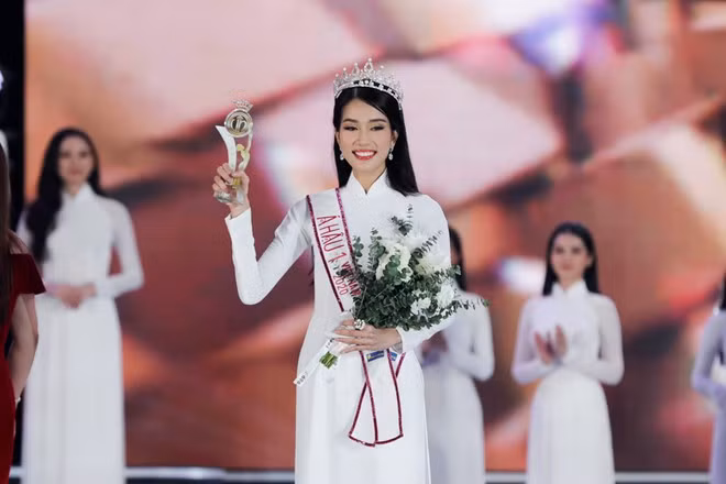 Phạm Ngọc Phương Anh sinh năm 1998, giành danh hiệu á hậu 1 của cuộc thi. Người đẹp có chiều 1,77 m cùng số đo ba vòng 82-61-90 cm. Cô cũng được nhiều người kỳ vọng đạt thành tích cao nhờ nhan sắc xinh đẹp, có nét giống với Diễm My 9X. Chân dài từng đạt danh hiệu Hoa khôi Áo dài Nữ sinh Việt Nam 2015 ẢNH: BTC