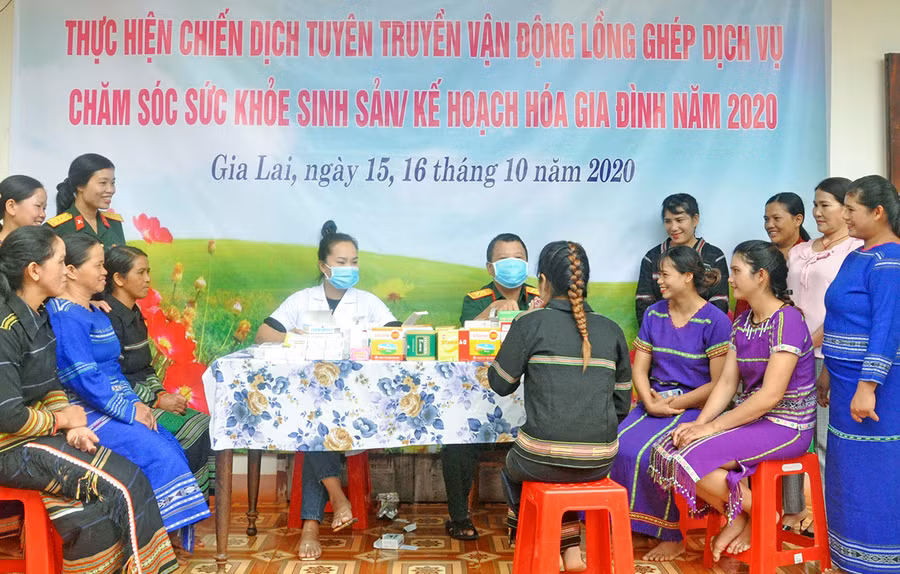 Hội Phụ nữ Công ty 74 tổ chức hoạt động chăm sóc sức khỏe sinh sản, kế hoạch hóa gia đình cho chị em. Ảnh: Nguyễn Anh Sơn