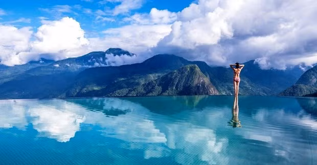  Khung cảnh đẹp nao lòng tại hồ bơi Topas Ecolodge Sapa. (Ảnh: Fanpage Topas Ecolodge)