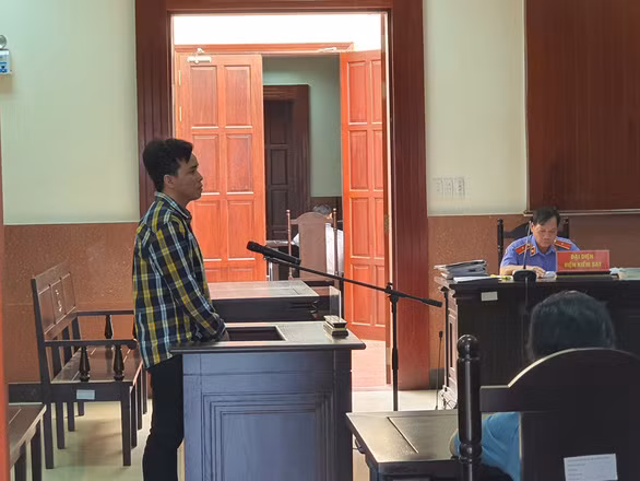  Bị cáo Nguyễn Nhật Linh tại phiên tòa phúc thẩm ngày 9-11 - Ảnh: ĐAN THUẦN