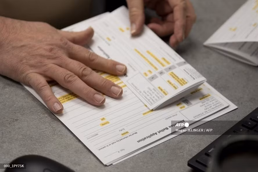  Một nhân viên bầu cử quận chuẩn bị các lá phiếu vắng mặt ở Dayton, Ohio, Mỹ. Ảnh: AFP.