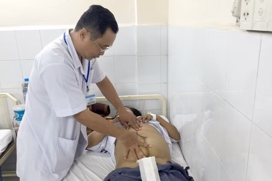 BS khoa Ngoại I, Bệnh viện Ung Bướu TP.HCM khám cho bệnh nhân ung thư cổ tử cung giai đoạn sớm.