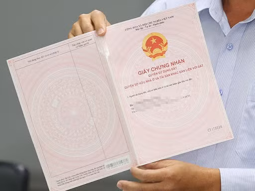 Điều kiện được cấp Sổ đỏ theo pháp luật đất đai hiện hành không phân biệt thời gian sử dụng đất là bao lâu; chỉ cần đáp ứng đủ điều kiện theo từng trường hợp như trên sẽ được cấp Sổ đỏ.