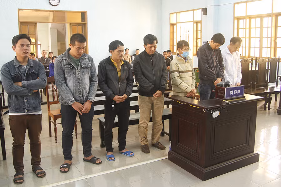 7 bị cáo tại phiên tòa sơ thẩm. Ảnh: Văn Ngọc 7 đối tượng tại phiên tòa sơ thẩm. Ảnh: Văn Ngọc