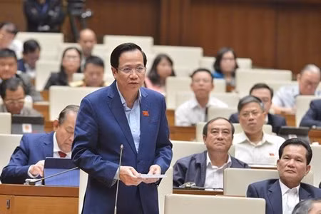 "Tôi thấy ý chí của Bộ trưởng đưa ra không rõ. Sẽ đề xuất, đề xuất lúc nào? Còn lại bao nhiêu người!"- câu tranh luận của ĐBQH Nguyễn Thị Quyết Tâm với Bộ trưởng Đào Ngọc Dung trong phiên chất vấn trước QH