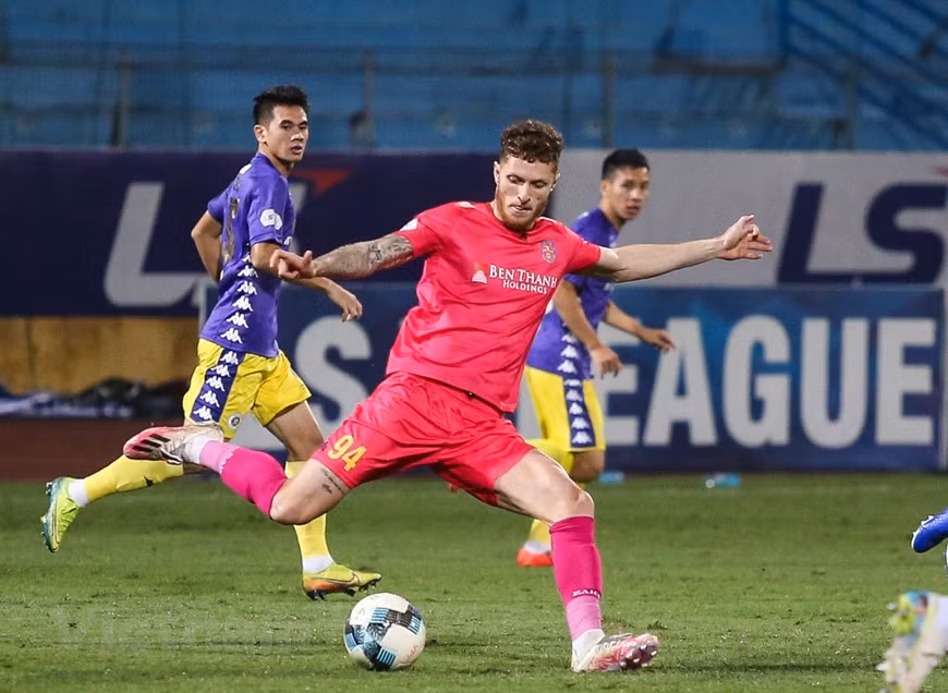 Tuy nhiên, Sài Gòn FC nhanh chóng gỡ hòa ở cuối hiệp một để đẩy hiệp hai trận đấu hấp dẫn, cởi mở hơn. Tiền đạo Geovane đã tỏa sáng với pha độc diễn, dứt điểm hóc để đánh bại thủ môn Tấn Trường. (Ảnh: Hiển Nguyễn/Vietnam+)