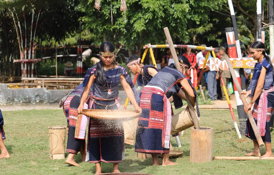  Cô gái Bana sàng gạo trong lễ mừng lúa mới của người Bana. (Ảnh: Vũ Văn Mừng)