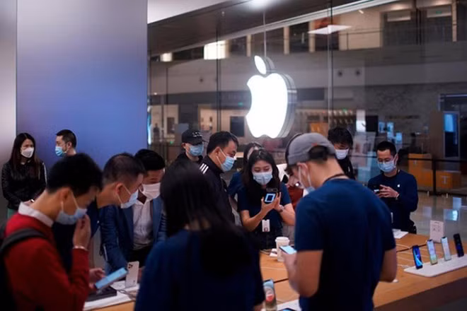 Nguồn cung iPhone 12 thiếu hụt do một thành phần quan trọng trên chúng. ẢNH: REUTERS