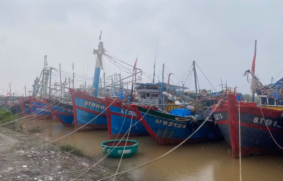 Tàu thuyền neo đậu an toàn tại Khu neo đậu tàu thuyền ở Thị trấn Cửa Việt,tỉnh Quảng Trị. (Ảnh: Thanh Thủy/TTXVN) Tàu thuyền neo đậu an toàn tại Khu neo đậu tàu thuyền ở Thị trấn Cửa Việt,tỉnh Quảng Trị. (Ảnh: Thanh Thủy/TTXVN)