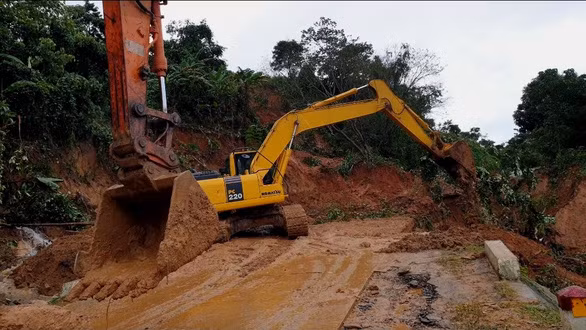 Một điểm sạt lở lớn trên đường Hồ Chí Minh nhánh tây dẫn vào xã Hướng Việt - Ảnh: QUỐC NAM