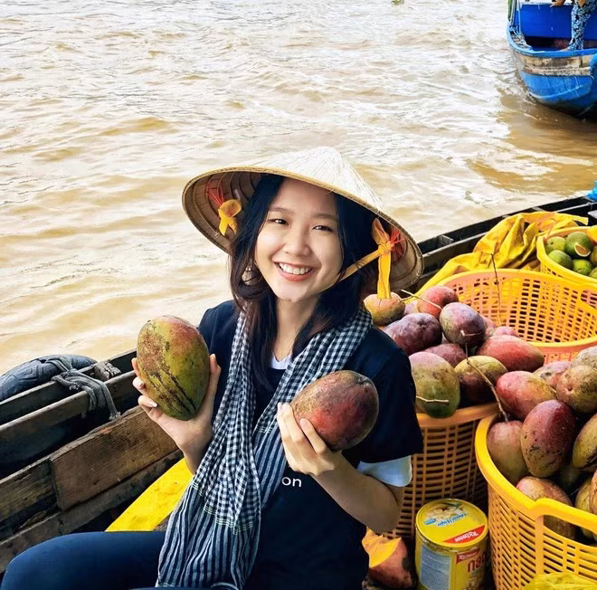 Bảo Ngọc là thí sinh cao nhất cuộc thi (1,84m). Cô sở hữu gương mặt tròn, nụ cười rạng rỡ ẢNH: FBNV