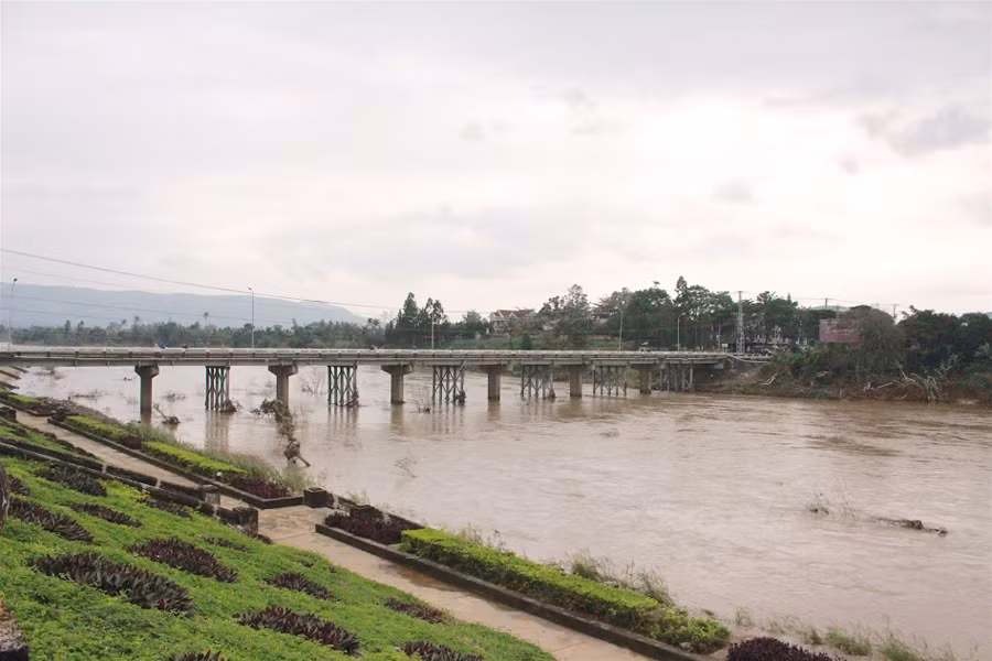 Mực nước trên sông Ba đã rút đáng kể. Ảnh: Hồng Thi