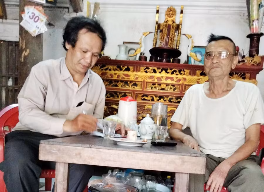 Cựu chiến binh Bùi Văn Dớn (bìa phải) trò chuyện cùng tác giả. Ảnh: Hoàng Cư
