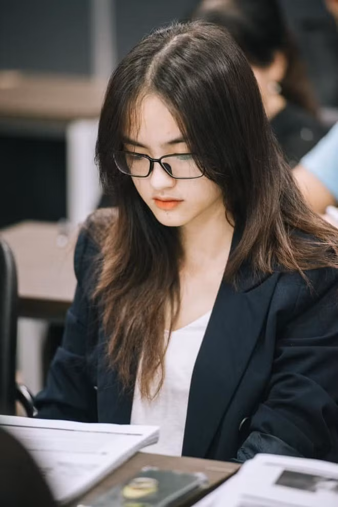 Nguyễn Hà My sở hữu gương mặt sắc sảo trong loạt ảnh đời thường. Thí sinh được đánh giá cao bởi nhan sắc xinh đẹp, học thức khủng. Tuy nhiên, hạn chế của Hoa khôi Ngoại thương là hình thể khi cô là ứng viên thấp nhất tại cuộc thi với chiều cao 1,64m ẢNH: FBNV