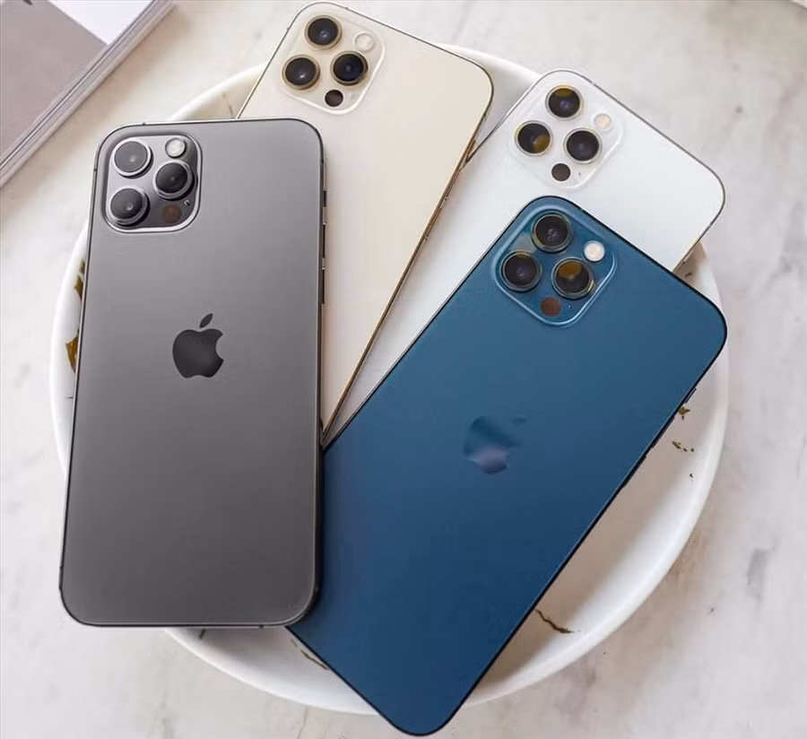 Thị trường iPhone 12 xách tay nhộn nhịp, rẻ khoảng 2-5 triệu đồng/chiếc so với giá công bố. Ảnh: Nguyễn Duy