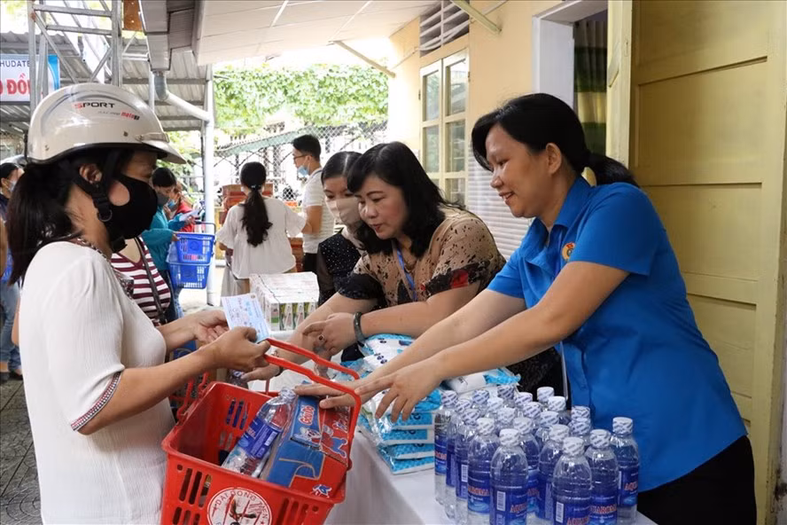  Bà Hoàng Thị Như Thanh (áo xanh) - Chủ tịch LĐLĐ TP.Huế cùng những Mạnh Thường Quân trực tiếp phát quà, nhu yếu phẩm cho đoàn viên, người lao động ở 