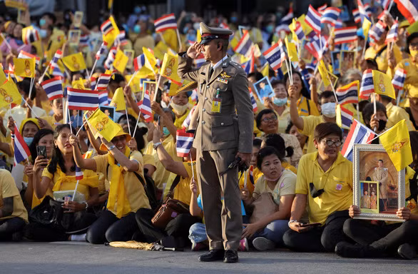 Theo Bangkok Post, trong cùng ngày 1-11, phe biểu tình chống chính phủ đã tiếp tục xuống đường, kêu gọi Thủ tướng Prayuth từ chức và cải tổ quyền lực hoàng gia - Ảnh: REUTERS