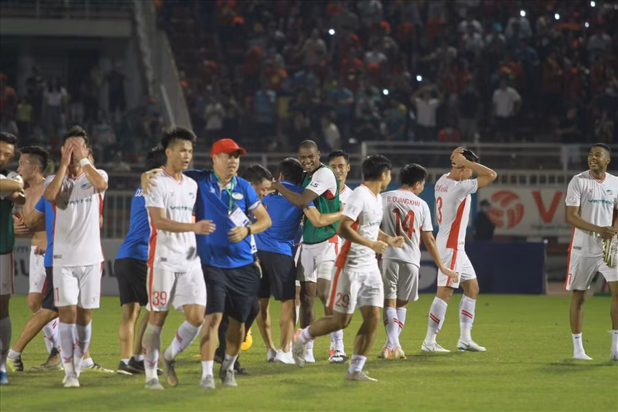 Chiến thắng 1-0 trước Sài Gòn chiều ngày 8.11 giúp Viettel chính thức trở thành tân vương của V.League 2020. Thầy trò huấn luyện viên Trương Việt Hoàng kết thúc giải đấu với 41 điểm sau 20 trận đấu. Danh hiệu á quân thuộc về Hà Nội, câu lạc bộ Sài Gòn về 3 và giành huy chương đồng. Ảnh: Thanh Vũ