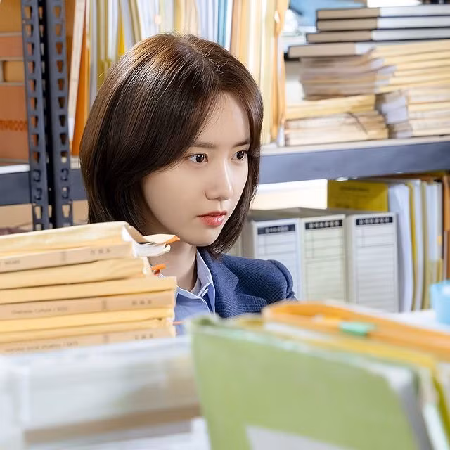 "Hush" kể về những cuộc đấu tranh hàng ngày và những tình huống khó xử về đạo đức của các phóng viên báo chí. Phim dự kiến lên sóng vào ngày 11.12 tới đây. Thông tin này đã khiến các fan hâm mộ Yoona háo hức mong chờ. Ảnh: NSX.