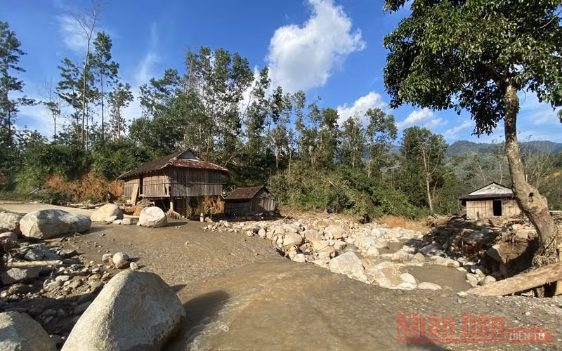 Sạt lở núi cùng lũ dữ cuốn trôi sáu ngôi nhà và đe doạ hơn 40 người làng khu dân cư Mang Rin. 