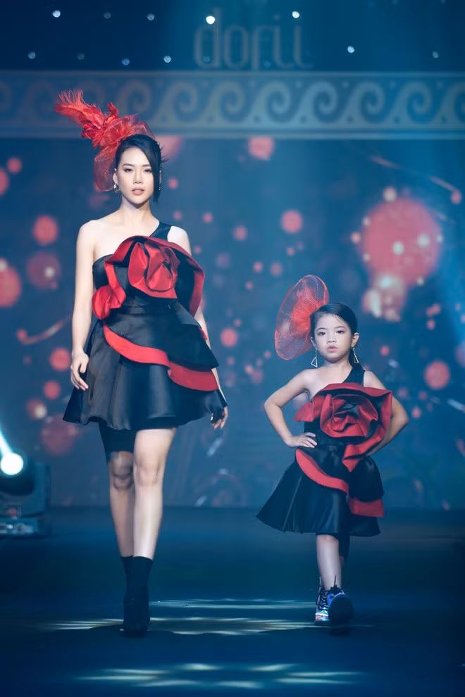 Siêu mẫu Bùi Quỳnh Hoa và người mẫu nhí Nguyễn Thanh Trúc. ẢNH: NGUYỄN XUÂN HUY