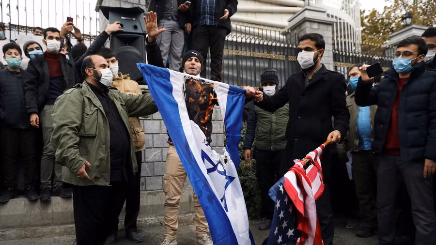  Người biểu tình Iran đốt cờ Mỹ và Israel sau vụ ám sát nhà khoa học hạt nhân Mohsen Fakhrizadeh.