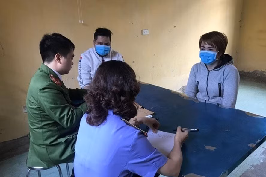  Cơ quan chức năng làm việc với chủ quán bánh xèo ở Bắc Ninh về hành vi hành hạ người khác. Ảnh CQCA