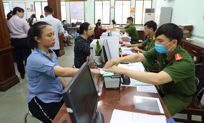 Người dân làm thủ tục cấp căn cước công dân - ẢNH: NGỌC DƯƠNG