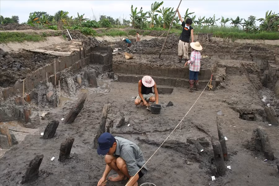 Chuyên gia Nhật bản và Viện Khảo cổ học Khai quật Bãi cọc đồng Má Ngựa năm 2009. Ảnh Ngô Đình Dũng