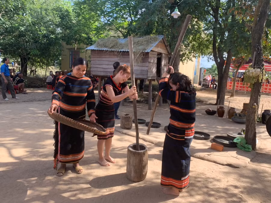 1.Thiếu nữ Jrai giã, sàng gạo chuẩn bị cho lễ cúng lúa mới. Lúa đem giã để cúng tạ ơn Giàng được chọn từ đám ruộng tốt nhất, hạt mẩy, chắc đều.