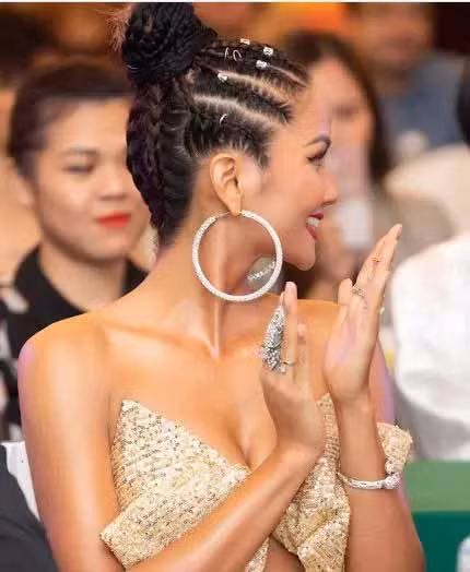 Là một trong những mỹ nhân đình đám nhất nhì của showbiz Việt nhưng H’Hen Niê vẫn mong muốn điều giản đơn: “Luôn muốn là chính mình dù bất cứ đâu! Vui thì cười to, vui ít thì cười ít... không có gì phải e dè hay sợ ai đó nói gì về mình! Cứ là chính mình như thế thôi cả nhà ạ!”.