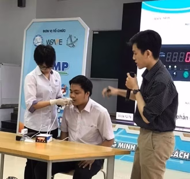 Thử nghiệm máy đo lực cắn ngay tại cuộc thi NVCC